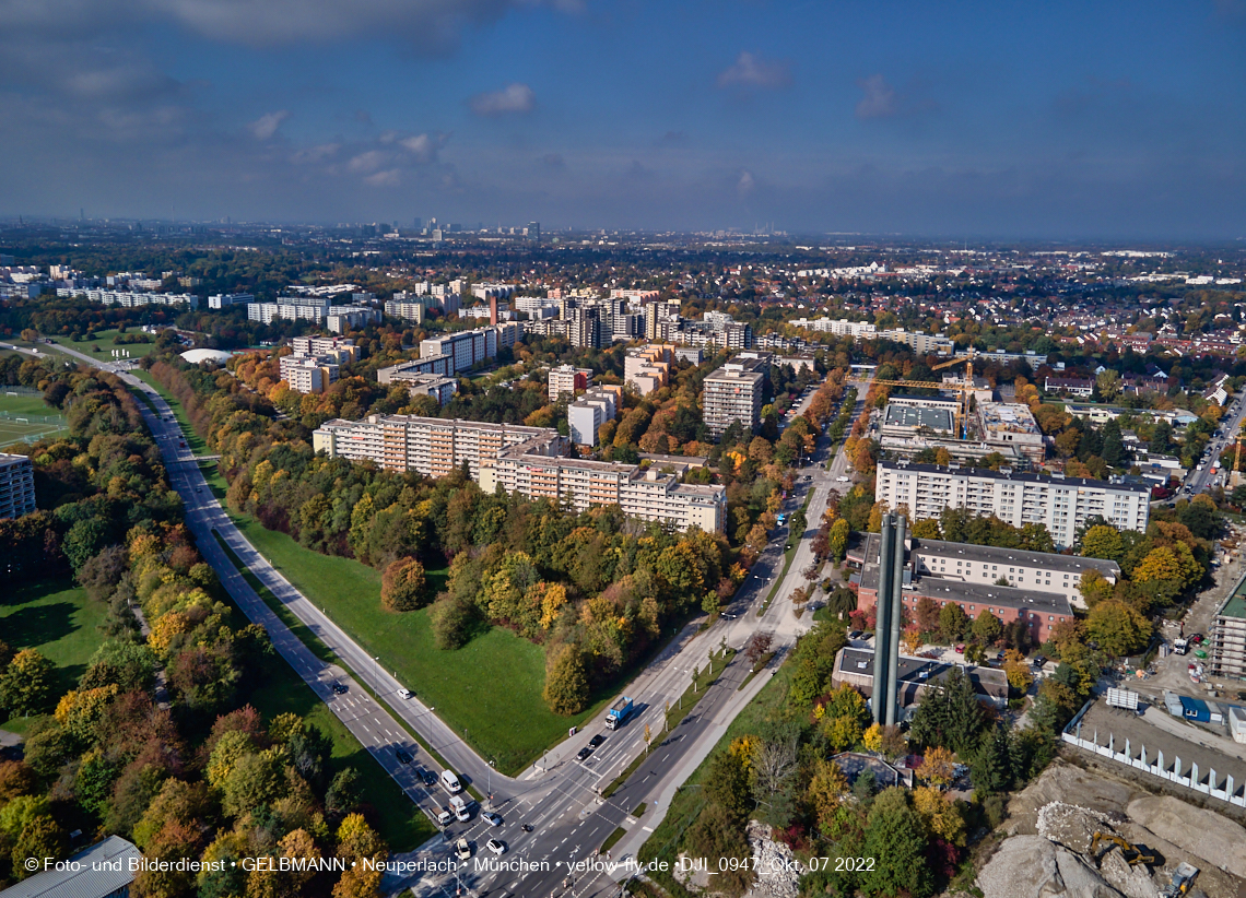 13.10.2022 - Das Marx-Zentrum und Wohnanlage Karl-Marx-Ring 52-62 in Neuperlach